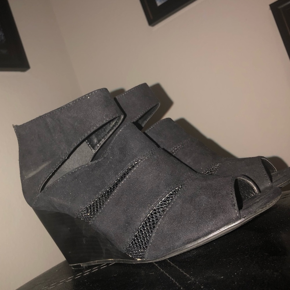 Black Cutout Wedges - Picture 4 of 5